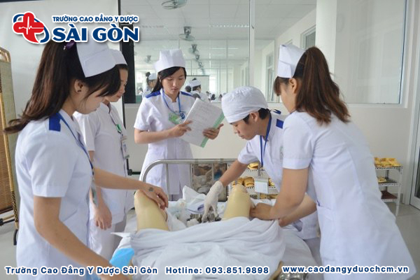 Kinh nghiệm và môi trường làm việc là những yếu tố ảnh hưởng đến thu nhập của Hộ sinh